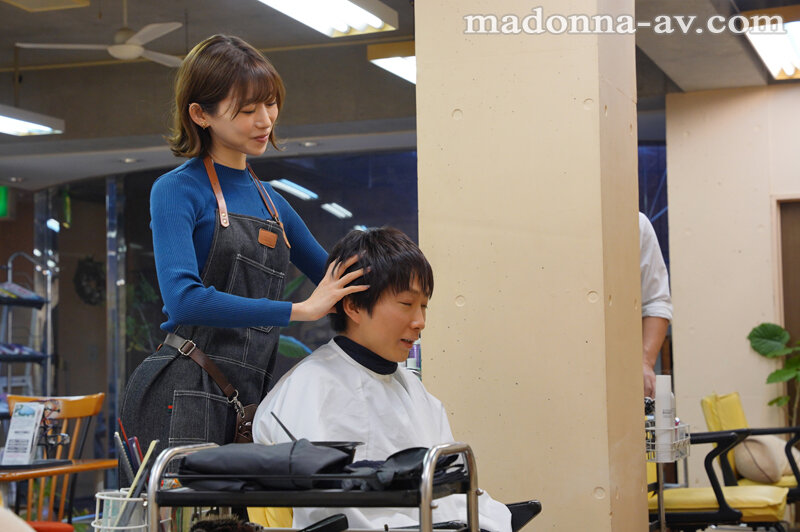「「アナタだけの特別サービスですよ…？」 人妻美容師の誘惑 夫婦経営のヘアサロンで担当・すみれさんに中出しをせがまれ痴女られた僕。 黒川すみれ」のサンプル画像1枚目