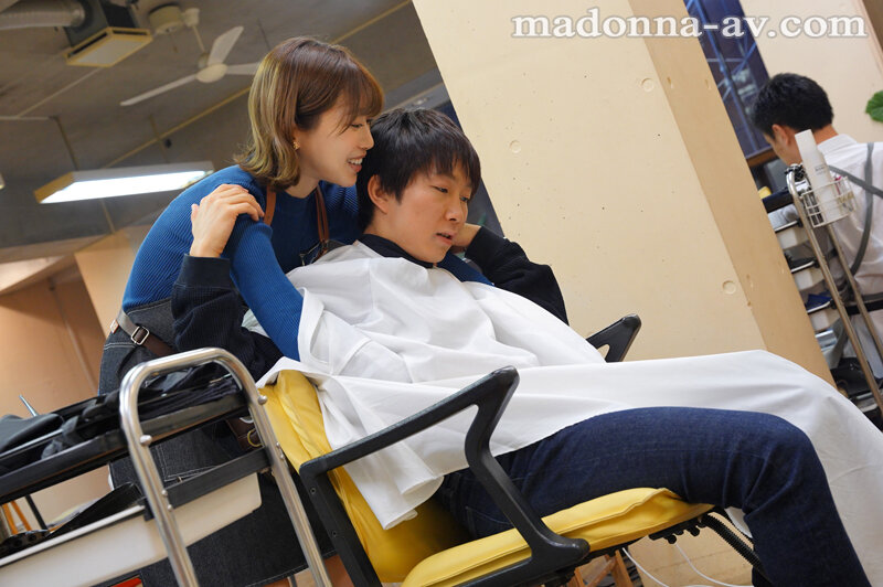 「「アナタだけの特別サービスですよ…？」 人妻美容師の誘惑 夫婦経営のヘアサロンで担当・すみれさんに中出しをせがまれ痴女られた僕。 黒川すみれ」のサンプル画像6枚目
