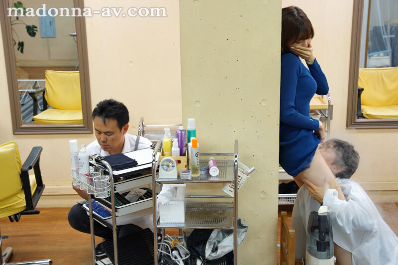 「「アナタだけの特別サービスですよ…？」 人妻美容師の誘惑 夫婦経営のヘアサロンで担当・すみれさんに中出しをせがまれ痴女られた僕。 黒川すみれ」のサンプル画像7枚目