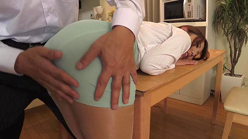「タイトスカートのお姉さんは好きですか？ タイトミニからのぞく美脚と三角地帯… 内村りな」のサンプル画像5枚目