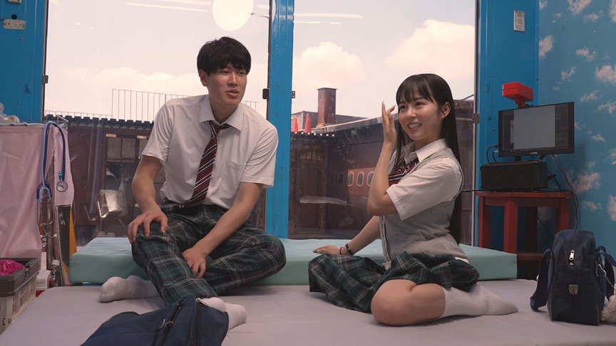 「【素人企画】禁断の関係カップルが挑む保健体育クイズ！マジックミラー号で最後の一線を越える？さき＆泰司編」のサンプル画像1枚目