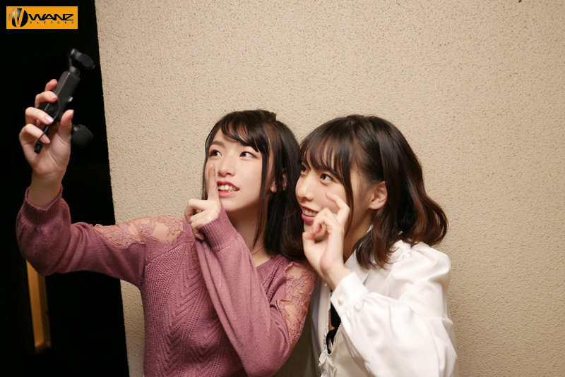 「お前らチ○ポ洗って待っとけよ！ M男クンの自宅にいきなり家凸！ W小悪魔SEXデリバリー！！ 白桃はな 花狩まい」のサンプル画像5枚目