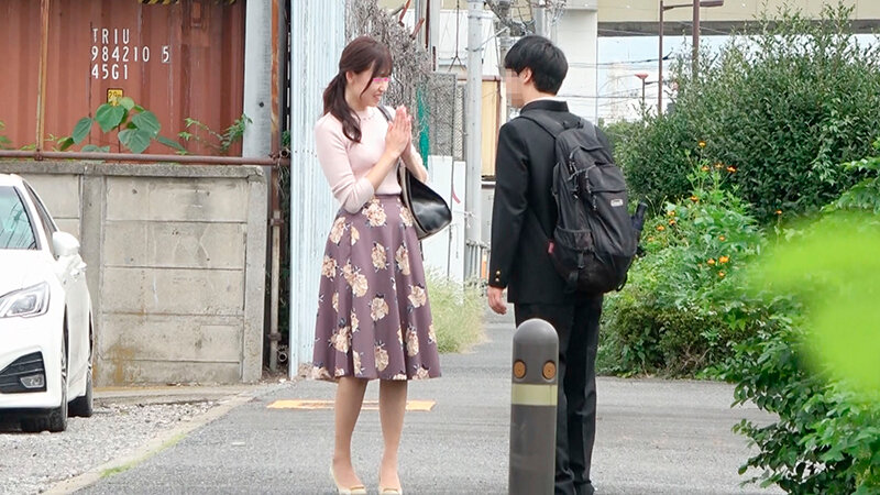 「顔出しMM号 美人妻限定 ザ・マジックミラー 仲良しママ友対抗！童貞逆ナンパ射精バトル！！出会ったばかりの年下童貞を人妻が恥じらいながらも手コキ・オナホコキ・フェラ！筆おろし中出し！！」のサンプル画像2枚目