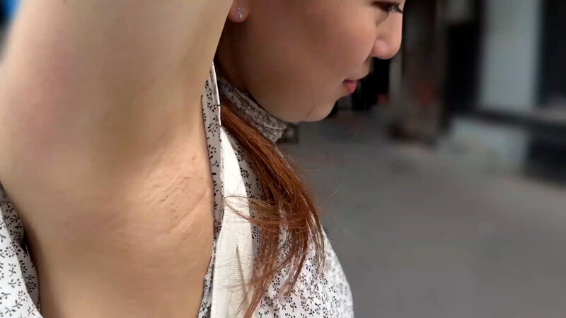 「M男が街中で女性に声をかけてワキを舐めさせて貰う OL あいるちゃん」のサンプル画像2枚目