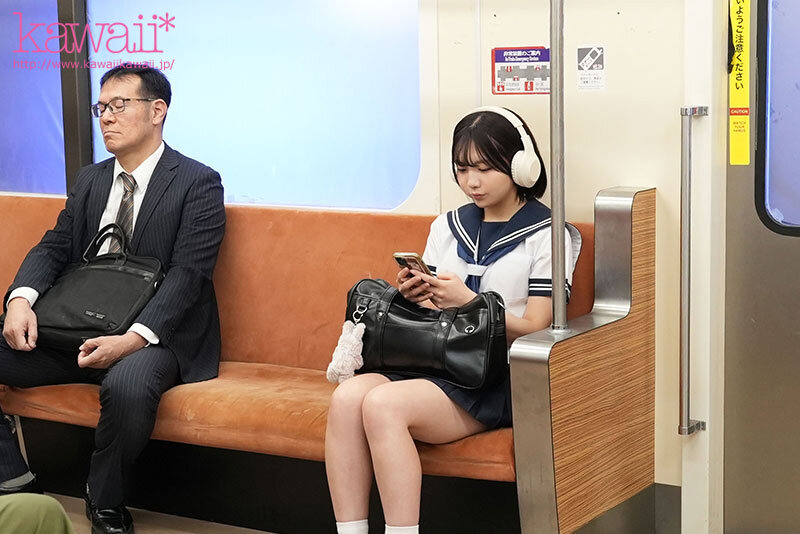 「齋藤かさね セーラー服美少女が連続中出しでアクメ絶頂！電車内で激しく乱れる制服JK」のサムネイル