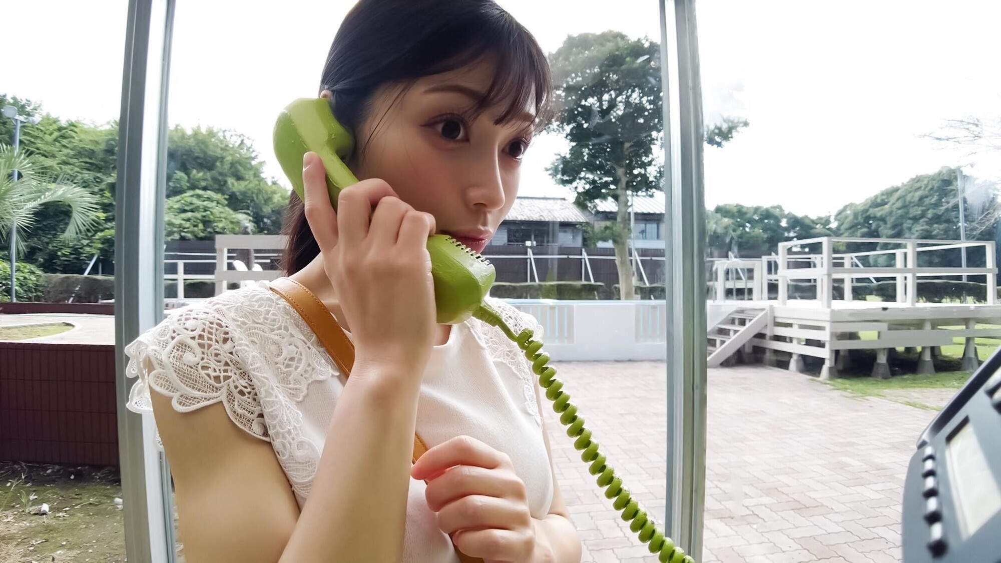 「公衆電話ボックス360度 爆乳素人きき乳首チャレンジ ひなみさん(21歳・大学生)」のサンプル画像1枚目
