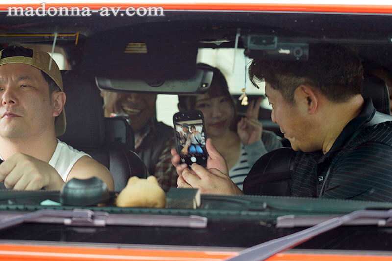 「W専属第2弾！！若妻が中年男に溺れる本格NTRー。 町内キャンプNTR テントの中でまわされた妻の衝撃的寝取られ映像 さつき芽衣」のサンプル画像1枚目