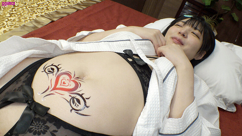 「【素人人妻】欲求不満なシングルマザーゆみ28歳が中出し乱交で絶頂!顔射ごっくんも堪能」のサンプル画像15枚目