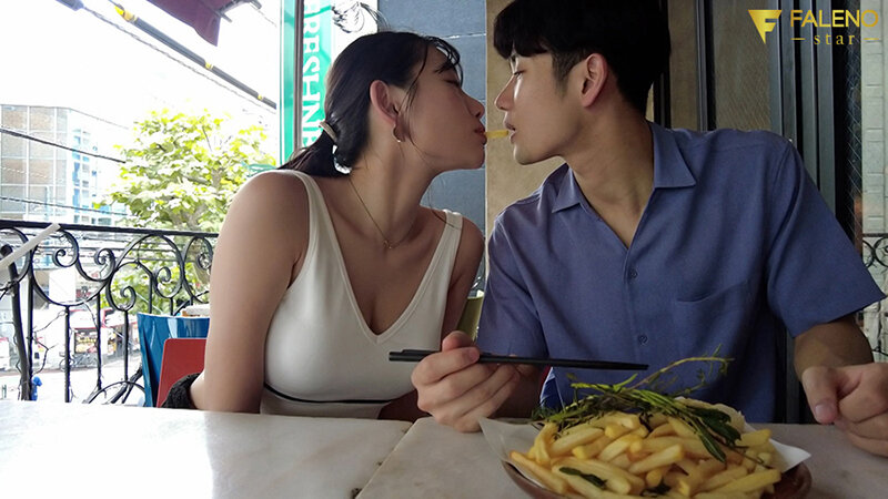 「「お外で勃起して恥ずかしくないの？」彼女持ちのM男クンを寸止め焦らしデートの限界ギリギリで即ホテルに連れ込み何度も射精させる痴女お姉さん 三葉ちはる」のサンプル画像2枚目