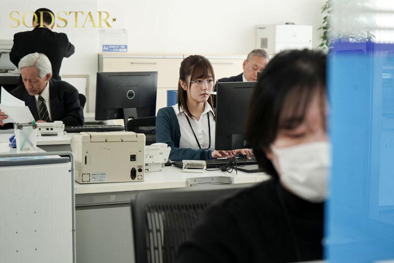 「市役所の窓口勤務の青空さんは悪質なカスハラ親父の肉便器です。平凡で真面目な同僚が性処理ペットに成り下がる姿に思わずクズ勃起 青空ひかり」のサンプル画像3枚目
