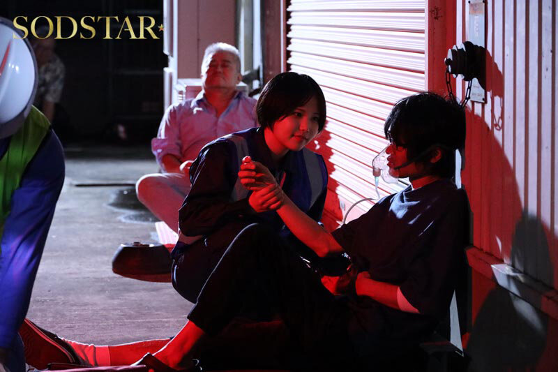 「【性処理救助】避難生活で正義感あふれる災害レスキュー隊員が救助の一環として、集団中出しを受け入れるまでの1か月間 柴崎はる」のサンプル画像4枚目