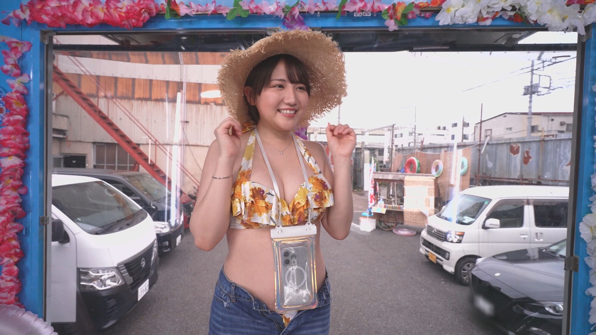 「プリ尻ビキニギャルが汗だくアナルを嗅がれ舐められ大赤面！肛門クンニの虜になって尻穴＊ひくひく生ハメ中出しSEXしちゃった発情サマービッチちゃん 撮って出し！マジックミラー号～あず編～」のサンプル画像1枚目