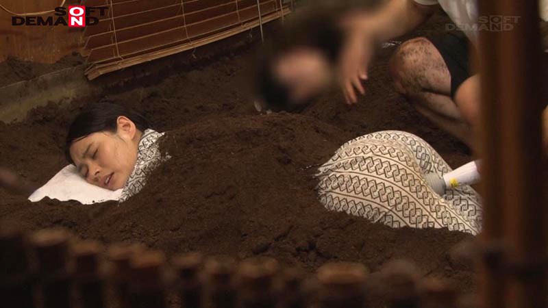 「砂風呂に埋まって動けない拘束エステ 媚薬と熱気で火照ったカラダは感度10倍！すぐ隣にほかの客がいるのに何度も漏らしてイキまくり！さらに！マ●コの疼きが抑えきれず固定されたまま挿入を懇願！！ めい（23）OL【配信限定で復刻】」のサンプル画像5枚目