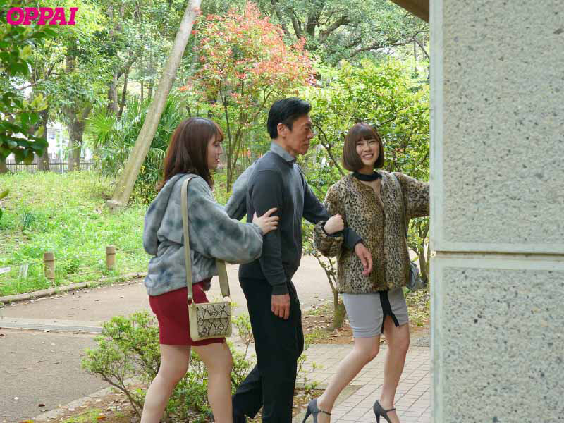 「え、こんな場所で挟み撃ち！？声が出せない状況で強●射精・男潮吹きパパ活Wデート 小花のん 川北メイサ」のサンプル画像2枚目