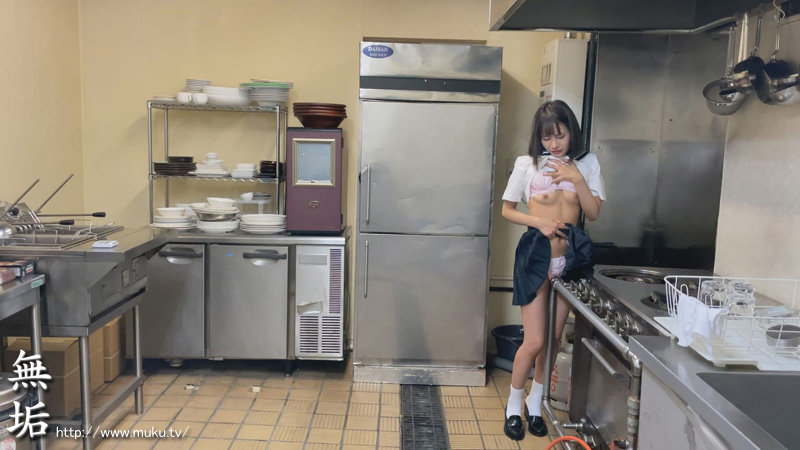 「制服少女が部屋で1人きり…秘密の自慰をこっそり隠し撮り 声を漏らして快感に没頭する無防備オナニー盗撮 美少女10人230分」のサンプル画像8枚目