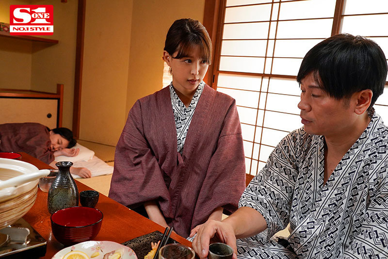 「友人夫婦と4人で温泉旅行中、美人過ぎる友人奥さんが僕を明らかに誘惑！？ 愛妻に内緒でW不倫セックス…ヤる？ヤラない？ 葵つかさ」のサンプル画像2枚目