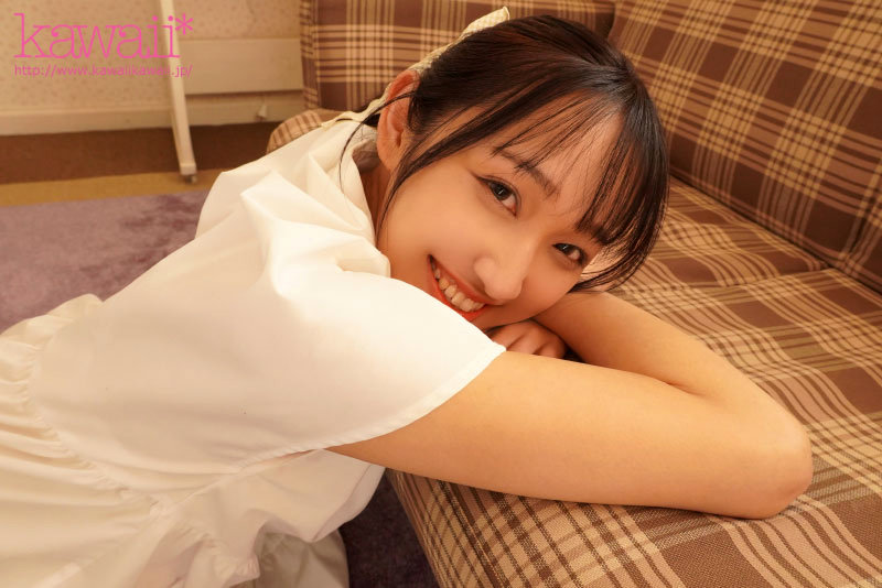 「挿入する瞬間が好き…でも歴代彼氏が早漏すぎてイッたことない小麦肌のEcup美少女がナカイキを体験したくてAVデビュー！ 安達ゆら」のサンプル画像3枚目