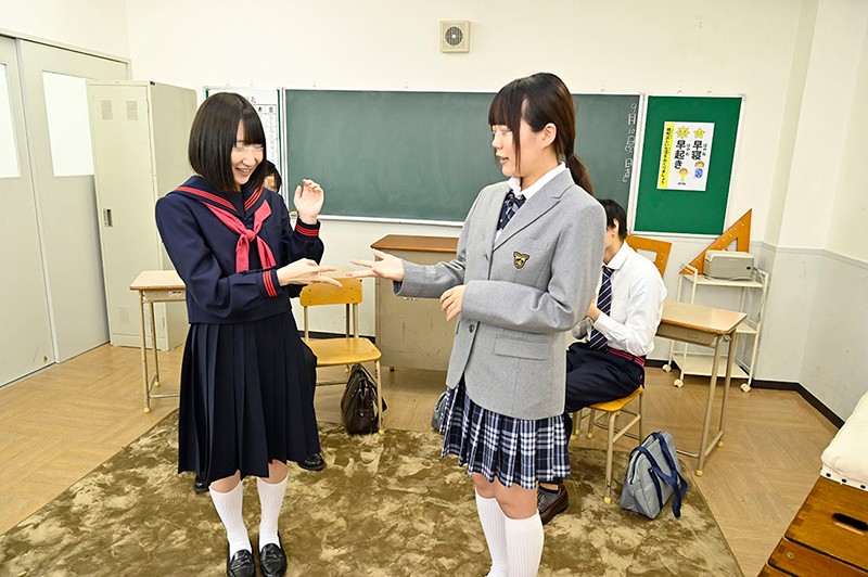 「学校帰りの○校生男女2組にインタビュー！それぞれの学校の威信をかけて野球拳で対決してもらいました！制服を脱ぐだけだって恥ずかしいのに負けたら罰ゲームは同級生男子の目の前でデカチン即ハメ！
いきなり巨根をねじ込まれ敏感なうぶオマ○コは思わず本気イキ！イっても止まらない激ピストンに何度も絶頂！
中出しだって1発だけじゃ終わらず連続膣内射精！絶対に他では見られない女子○校生の野球拳大会とイキ顔を大公開！」のサムネイル
