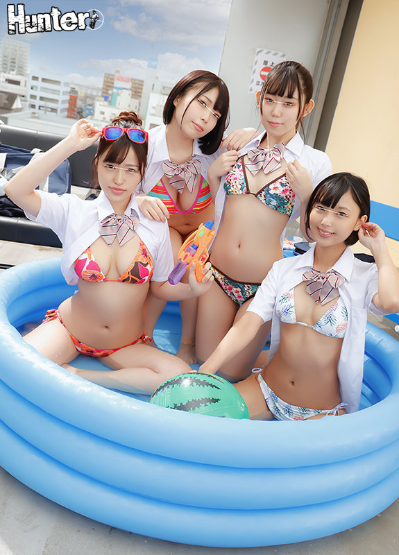 「イケてる女子グループが学校の屋上にプールを設置！制服×プール×水着のエロ過ぎる組み合わせに勃起して…去年まで女子校だった学校に編入したら…」のサンプル画像1枚目