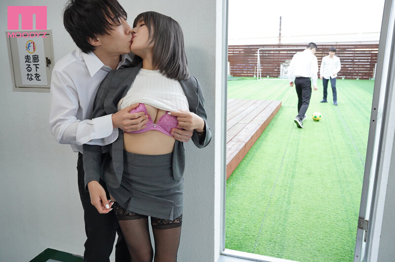 「倦怠期の人妻教師に罰ゲームで告白したらまさかのOK！チ●ポの相性が良すぎて休憩10分間のショートタイム密会で最低2、3回は誘惑時短中出しされてます… 藤森里穂」のサンプル画像4枚目