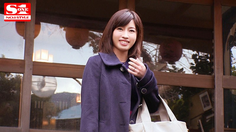 「寝取らせ実録 他人に抱かれて濡れる巨乳人妻を公開露出いいなり温泉旅行 奥田咲」のサンプル画像1枚目