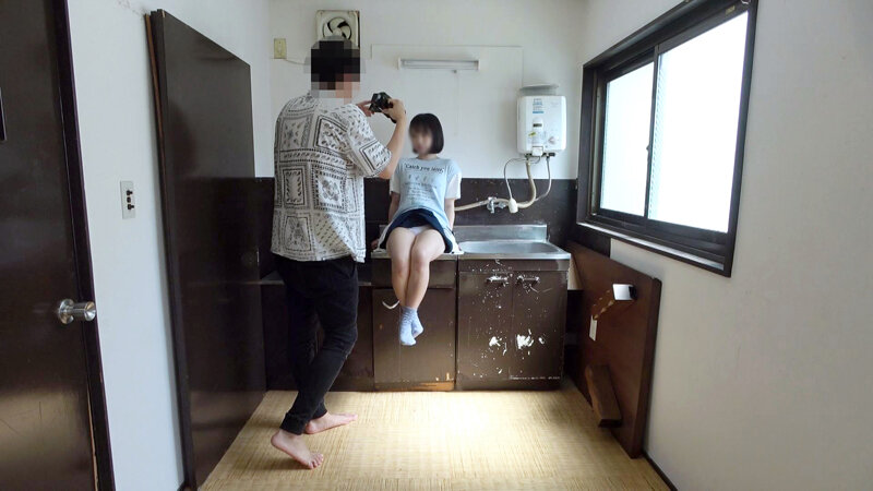 「本当に小さい女の子雑居ビルに連れ込むと「なんか怖い…」と拒まれたので興奮してワレメにチ○ポを挿入してしまいました【ちびっこ2人】禁断イタズラ映像161分」のサンプル画像2枚目