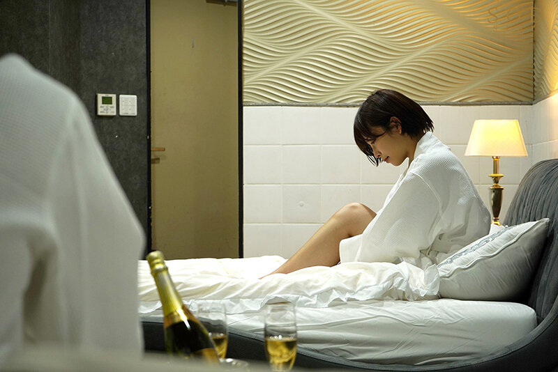 「PM7:00チェックインからAM7:00チェックアウトまで中出しセックスに明け暮れた最後のお泊りW不倫 紗倉まな」のサンプル画像10枚目