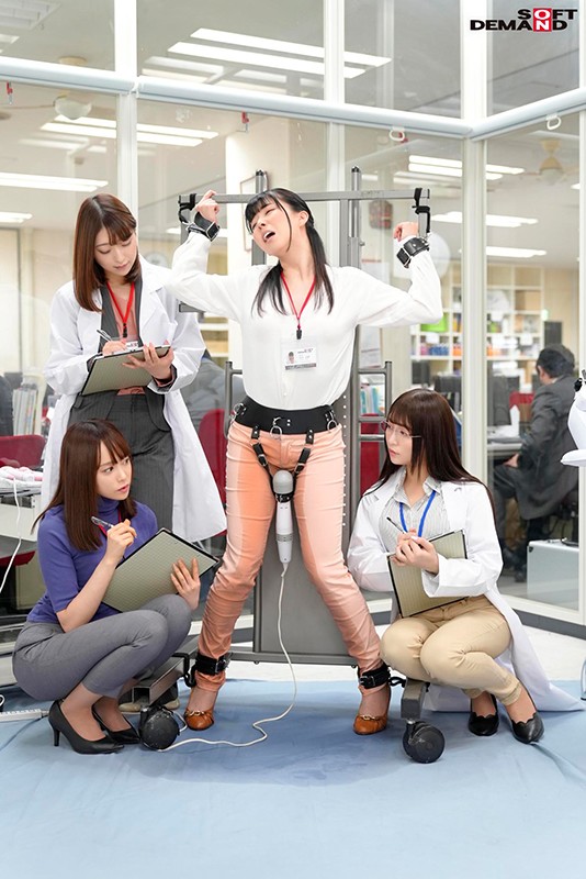 「SOD女子社員 150，000回転（従来比30倍）超高速電マでイクッ！最高に気持ち良い電マを求めて自ら実験台となり絶頂しながらも新型電マ開発に挑んだ結果、パンツスーツの裾まで濡れるほど漏らして漏らして4人合計78イキ！」のサンプル画像2枚目