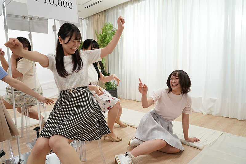 「仲良し女友達限定！勝ち残れば100万円！脱落したらデカチン即ハメ！女子大生5人組が「ち○ぽ即ヌキ椅子取りゲーム」に挑戦！親友の目の前で次々とデカチン激ピストンされ人生初の生中出しセックス！！」のサンプル画像4枚目