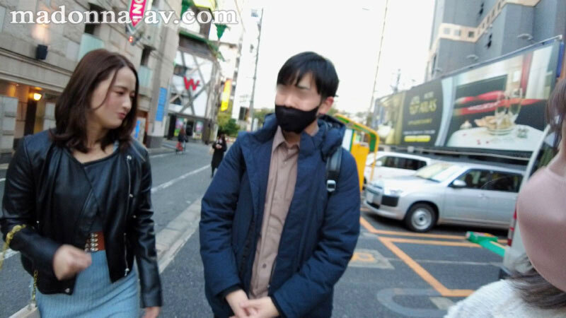 「マドンナ専属なのに人妻じゃないっておかしくない？向井藍が未来の旦那候補を逆ナンパ 痴女ってイカせて中出し指令！！」のサンプル画像11枚目
