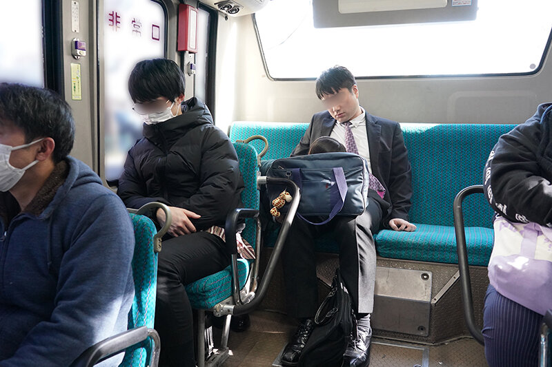「目を覚ましたら、隣の女子校生が俺の疲れマラを優しくフェラしてくれてた。」のサンプル画像2枚目