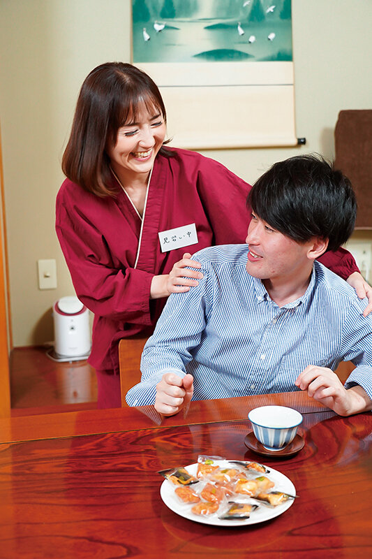 「もしかしてあなた童貞なの！？ 温泉宿で出会った綺麗でエッチなおばさんが僕の童貞チ○ポを優しくオマ○コに招き入れ初めてのセックスで中出しさせてくれた最高に気持ちのイイ筆おろしの体験」のサンプル画像5枚目