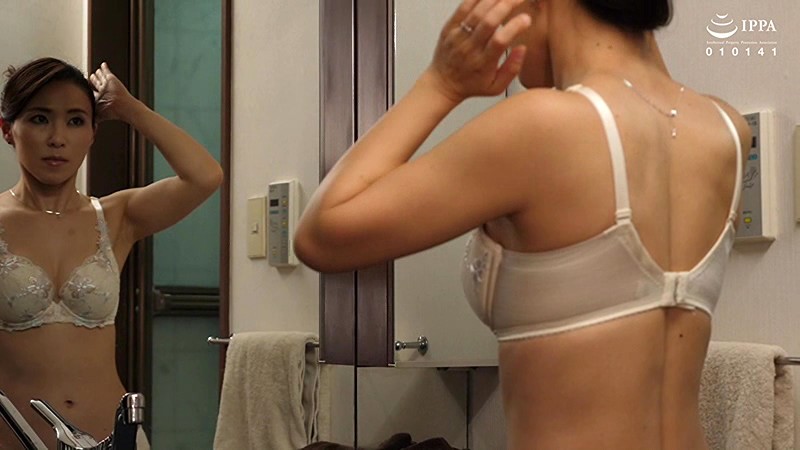 「「おばさんの下着で興奮するの？」脱ぎたてのパンティで甥っ子の精子を一滴残らず搾りとる叔母 水野優香」のサンプル画像2枚目