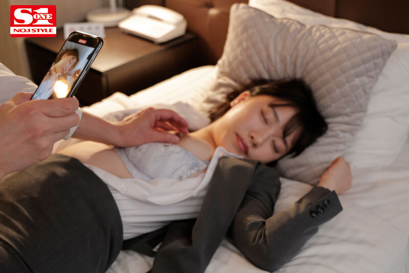 「出張先で軽蔑している中年セクハラ上司とまさかの相部屋に…朝まで続く絶倫性交に不覚にも絶頂を繰り返すGカップ童顔新入社員 安達夕莉」のサンプル画像3枚目