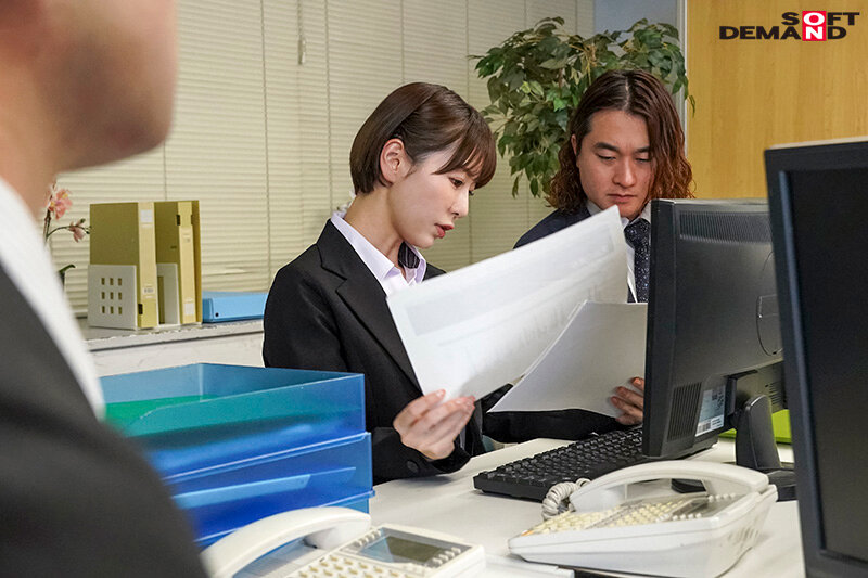 「終業後の居酒屋NTR ヤリチンの後輩たちに弱みを握られた彼女は酔いつぶれた僕の隣でなされるがまま中出しされた 都築亜美」のサンプル画像12枚目
