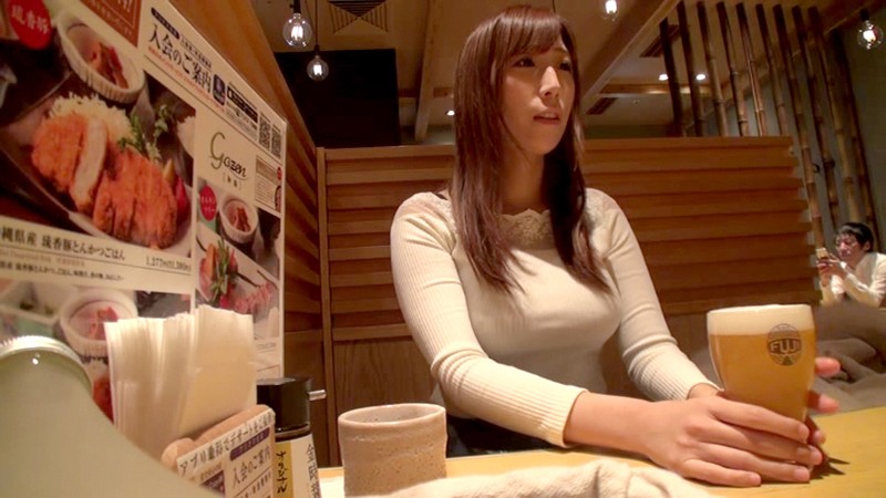 「【FANZA配信限定】お酒の試飲会と称し街で声をかけた美人奥様 リナさん（27歳） ほろ酔い気分で無防備に...酔えば酔うほど理性崩壊...酒は媚薬だ！！」のサンプル画像2枚目