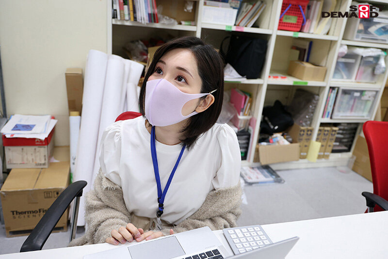 「SOD女子社員 身バレNG人妻社員 「家族もいるので…」と今までマジで一度も撮らせてもらえなかった巨乳と噂の3人の若妻社員たちに、本気の本気で撮影交渉し続けたら、マスク着用を条件に出演してもらえました。」のサンプル画像10枚目