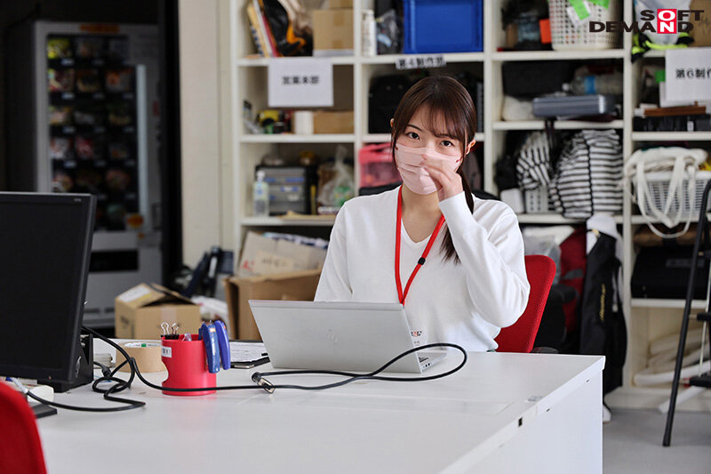 「SOD女子社員 身バレNG人妻社員 「家族もいるので…」と今までマジで一度も撮らせてもらえなかった巨乳と噂の3人の若妻社員たちに、本気の本気で撮影交渉し続けたら、マスク着用を条件に出演してもらえました。」のサンプル画像6枚目