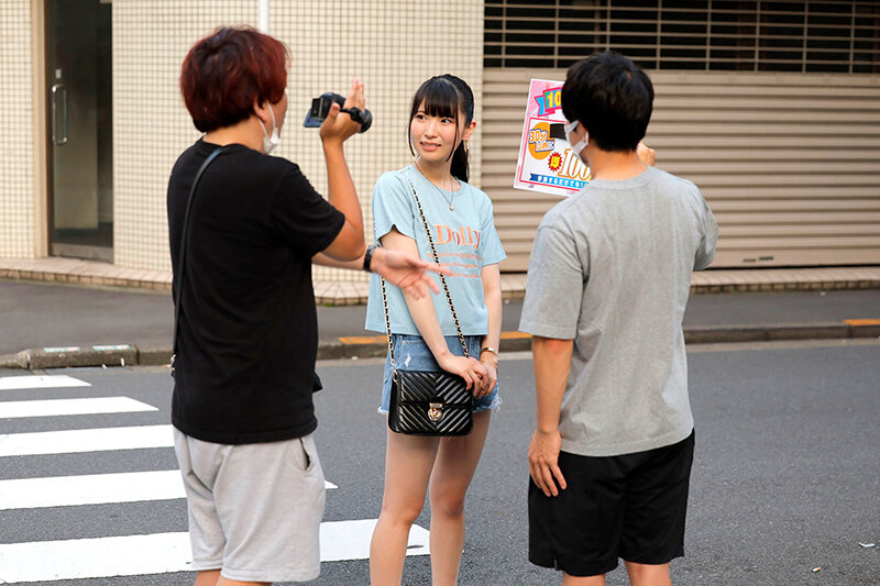 「街中で声を掛けた心優しい10代娘に30分で童貞君を射精させてくれたら賞金100万円とガチナンパ！実は童貞のフリした絶倫男優のデカチンでヌルヌルま○こに激ピストン！超早漏ま○こに何度イってもガン無視で金玉がからっぽになるまで高速ピストン！連続中出し！」のサンプル画像18枚目