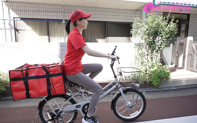 「巷でウワサの人妻出張感 男を惑わす肉感完熟デリバリー～剛毛マ○毛でわかめ酒編 鈴木真夕」のサンプル画像13枚目