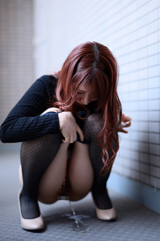 「「こんなところでゴメンなさい…。でも、もう我慢出来なかったの…」 トイレが故障で使えず膀胱限界の放尿婦人36人」のサンプル画像8枚目
