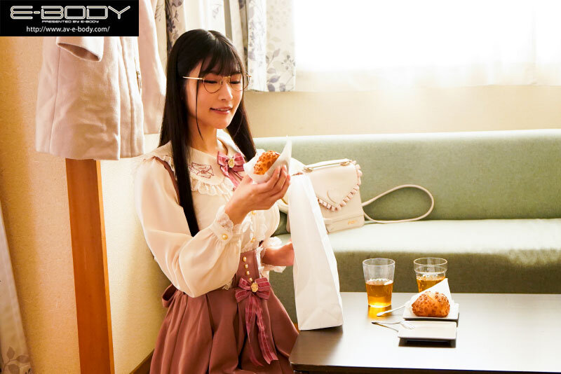 「初めて出来た彼女を脱がしたら… 着衣からは想像できないスリム巨乳だしメガネ姿からは想像できない可愛い素顔 大興奮の僕は性欲尽きるまでハメまくった 胡桃さくら」のサンプル画像2枚目
