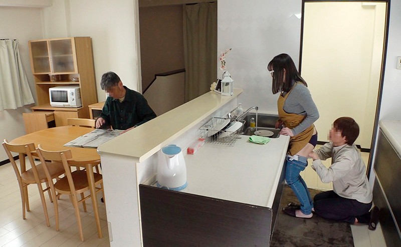 「一般男女モニタリングAV 近親相姦しちゃった母子のその後まで追跡スペシャル マジックミラーの向こうには再婚したての父親！巨乳の新しいお母さんと童貞の息子が2人っきりの密室で筆おろし中出し！！…した後日談:義母と息子の何度も繰り返される父には秘密の近親相姦を…3」のサンプル画像5枚目