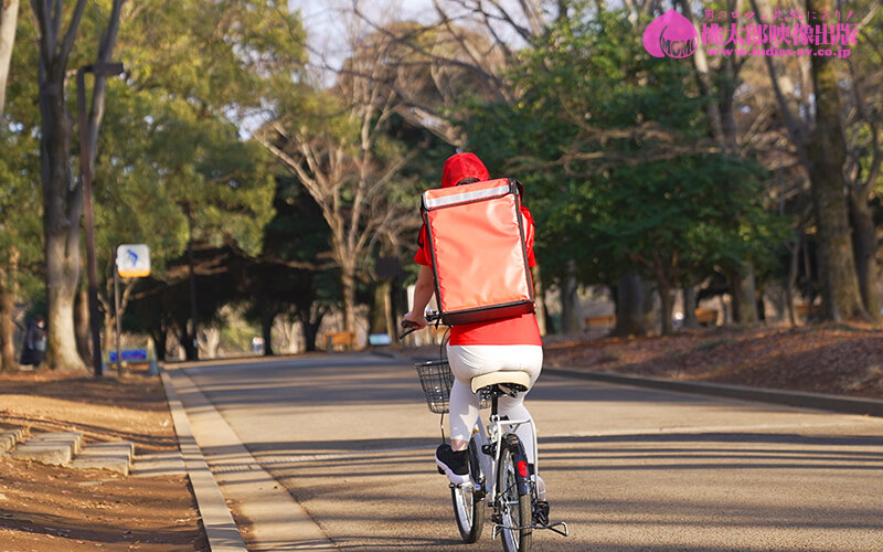 「巷でウワサの人妻出張感 男を惑わす肉感完熟デリバリー デカ尻ピタパン溢れ出るフェロモン！推しに弱いむちふわGカップ妻の秘密アルバイト 若宮穂乃」のサンプル画像5枚目