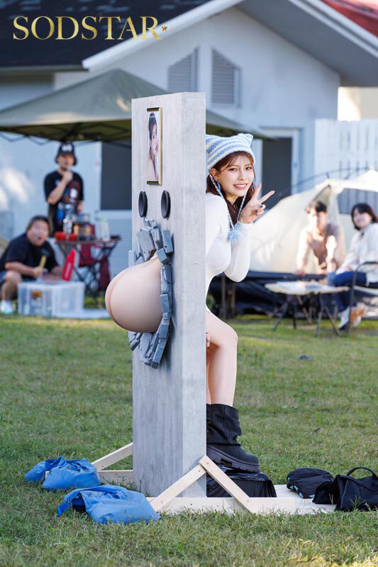 「神木麗の美尻にバックで中出し!尻フェチ必見の壁尻パネル出張レンタル密着ドキュメント」のサンプル画像2枚目