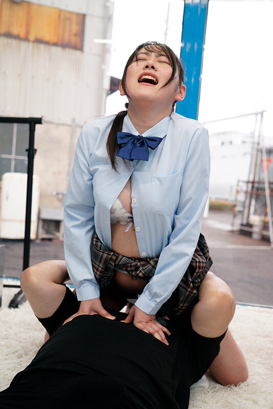 「ひよこ、マジックミラー号初乗車！女子校生のスリムな桃尻に顔面す～っぽり！生まれて初めての顔面（圧迫）騎乗体験で恥じらい美少女が大大大失禁イキ！」のサンプル画像4枚目