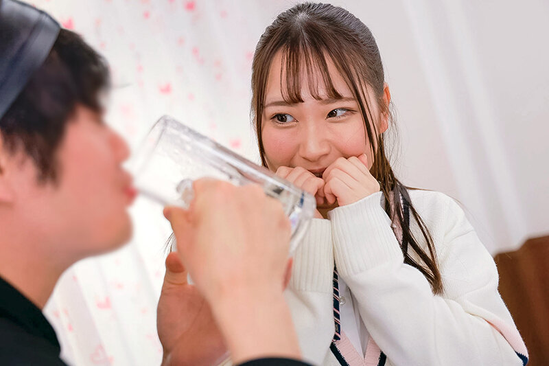 「素人バラエティ  聖水を1杯3万円で売って下さい！街角でナンパしたうぶっこJ○が挑戦する、オメコ蛇口から小便ゴキュゴキュ！おしっこ飲ませチャレンジ！人生初の放尿プレイですっかりあたおかになった素人娘は小便ぶちまけのナマ中出しSEXもOKしちゃうのか？」のサンプル画像15枚目