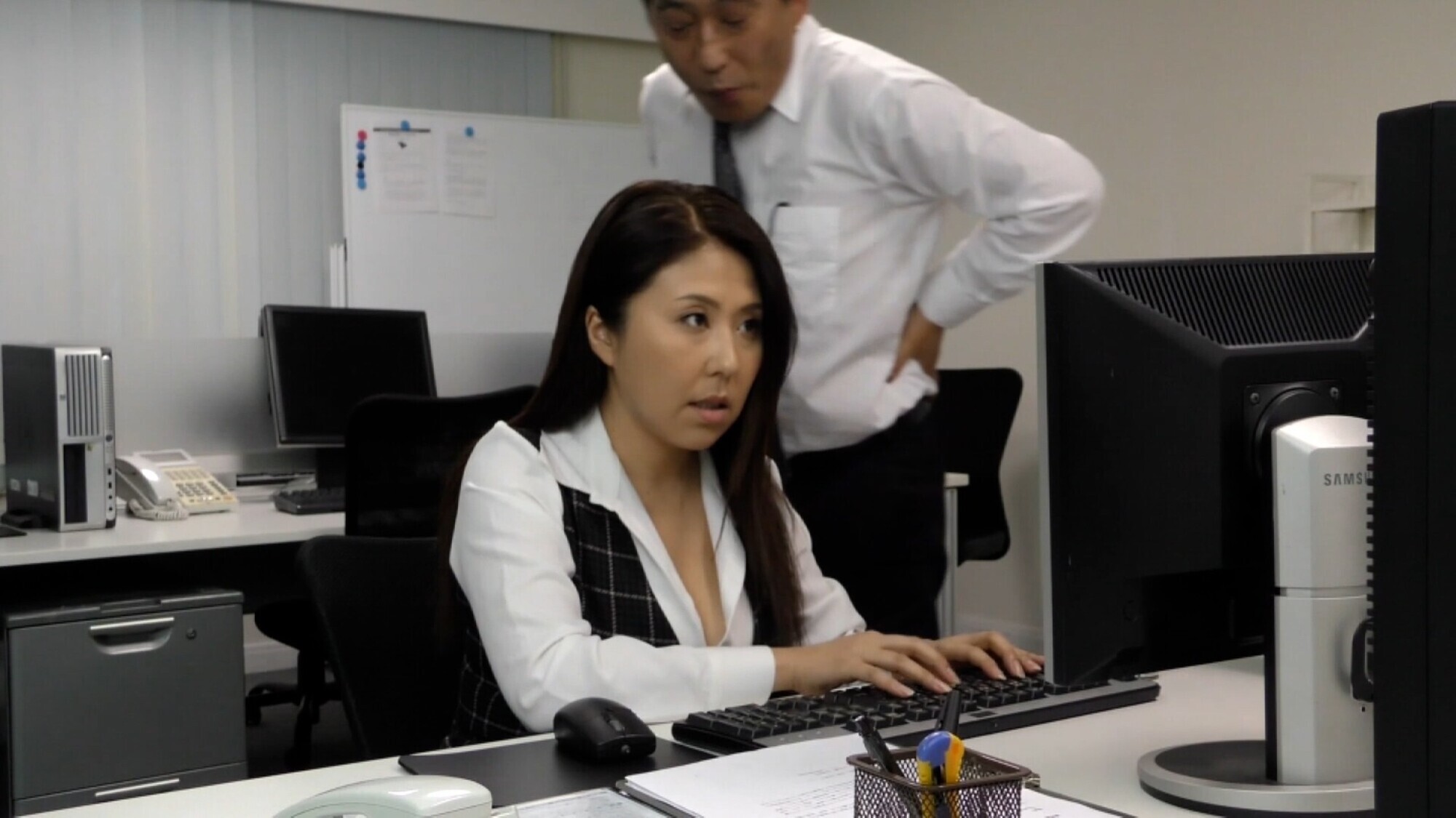 「社長とふたりきりの残業!甘い言葉にその気になる熟れたカラダの熟女の濃厚セックス!」のサンプル画像1枚目