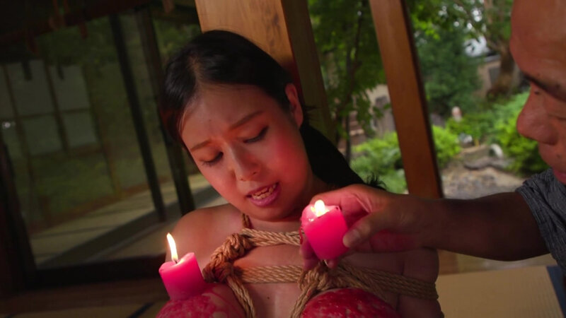 「塚田詩織が緊縛SMプレイに挑戦！爆乳熟女が蝋燭責めと縛りで魅せる調教映像」のサンプル画像20枚目