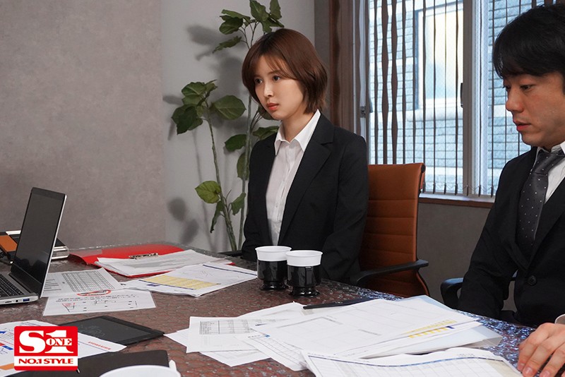「美人上司と童貞部下が出張先の相部屋ホテルで…いたずら誘惑を真に受けた部下が追撃射精の絶倫性交 葵つかさ」のサンプル画像1枚目